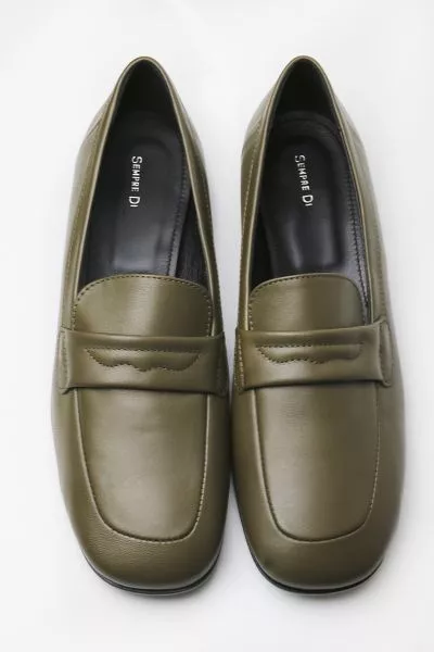 Go for a classic Sempre Di Loafer that is versatile for all your looks. loafers feature a classic design with a rounded toe, a leather upper, padded detail and a flat sole. Style A1501.
