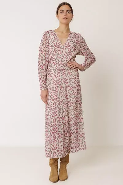 Georgette dress in sustainable viscose fabric with a V neckline at the front and back. Lantern sleeves that taper at the cuffs, and a fitted front waist that perfectly shapes the silhouette. KI195.
