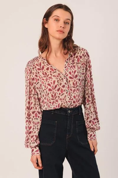 This shirt with fitted shoulders and smock details features a relaxed fit and lightweight, sustainable viscose georgette fabric. The statement making print, long sleeves and easy fit, go for a stylish look that keeps you looking fresh all day long. KI197.