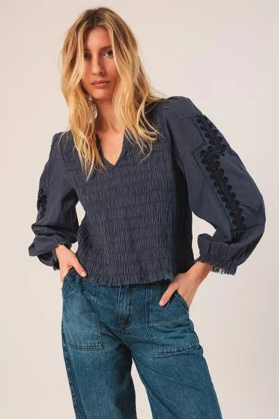If you are looking for a romantic shirt, this is your ally for the season. Slightly dropped shoulders and balloon sleeves, plus a regular fit. Full of details like ethnic embroidery, lace inserts and pleats. Style it with easy jeans. Style KI220.
