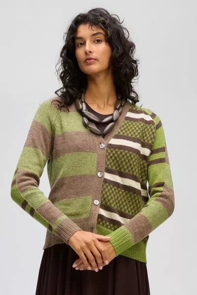 Elevate your wardrobe with our LD and CO Groove Stripe Cardi. Crafted with the finest materials and attention to detail, this textured cardi exudes sophistication and class. Its luxurious texture and elegant design make it a must have for any fashion forw