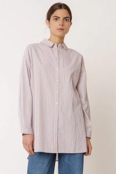 This long poplin striped shirt is a basic we should all have in our wardrobe. With its shirt collar, dropped shoulders, and side slits. MC231.

