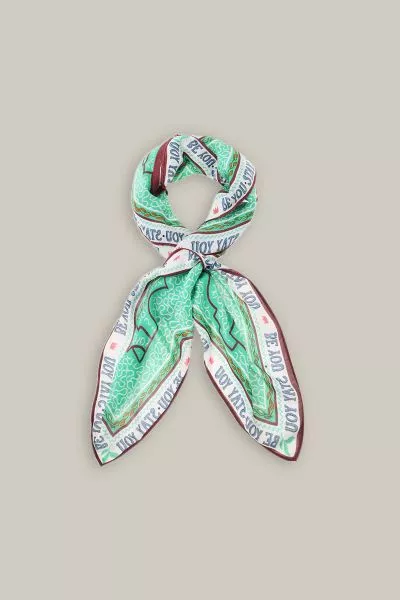 The Sara Shipibo Scarf by Me369 is a stylish accessory that will lift any look. Soft and sleek, this Me369 scarf features a distinctive print from the brands Shipibo collection, with a range of graphics Wear it throughout the seasons for standout style.
