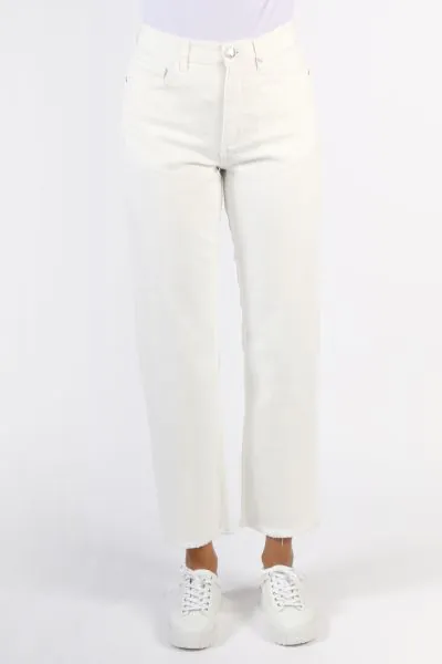 We love white jeans for spring, and these jeans as they are essential in the wardrobe! These jeans are designed in a cool straight fit with a high waist and finished with an ankle length. We like to style them with a tucked-in tee or a classic shirt with 