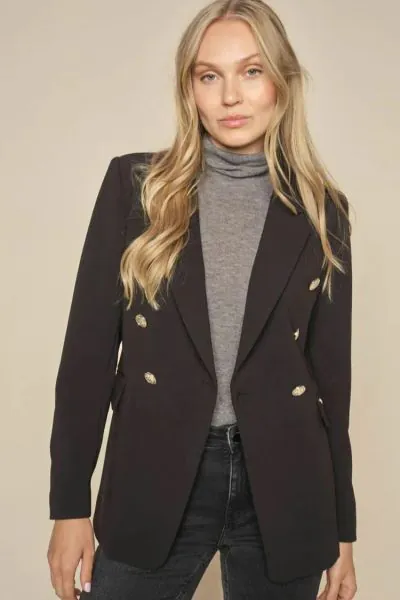 This blazer pays tribute to the timeless style of MOS MOSH. Crafted in a double breasted design, it boasts an elongated and oversized silhouette, adorned with exquisite gold embossed buttons. Style it with tailored pants for a polished look or go for a ca