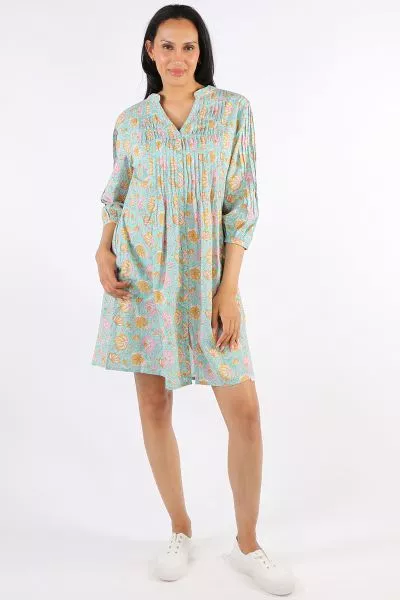 A cute floral number, this Nebraska Tuck Dress by Ibsa is an easy dress that is perfect for everyday. In an overall floral block printed cotton, the dress with 3/4 sleeves, has an open neck, and pleated detail on front and back. Falling above your knees, 