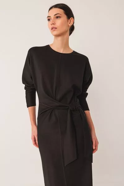 Knitted dress with a nice drape, fitted at the waist by adjusting the drawstring, plus a one side slit. Easy dolman sleeves and round neck it is The perfect combo of comfort and versatility. NM362.
