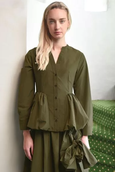 A playful sense of structure defines the silhouette. The PEPLUM PLAY Top is statement femininity with a modern edge. Crafted in SWISH YOU WERE HERE taffeta, this piece features a flattering V neckline and button through front, balanced by a voluminous bag