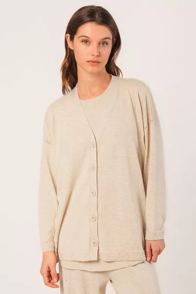 This V neck jacket is made of wool knit combined with Seawool yarn. It has a roomy, modern and comfortable fit for everyday wear. RD480 .
