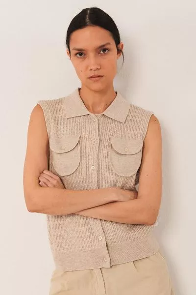 Vest top with ribbed shirt collar and armhole sleeves. Front plastron pockets with flap, and front closure with buttons. It has a soft touch thanks to the silk. RD492.

