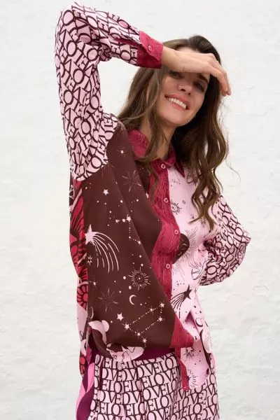 The Snake Charm Blouse in Multicolour by Miss Goodlife blends soft sophistication with bold pattern play. It features a modern all over print and a relaxed silhouette that transitions seamlessly from daywear to evening style. With its classic Kent collar,