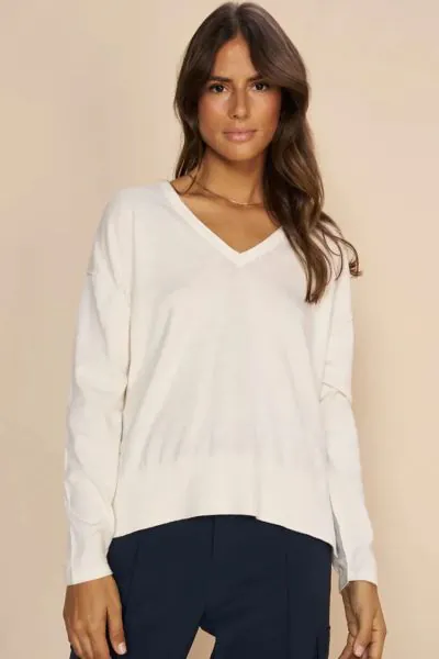This classic knit is a real wardrobe essential. it is an absolute must have. Crafted from a luxurious cotton cashmere blend, its softness is simply divine, and the loose silhouette with a chic v neck adds a touch of sophistication. This ensemble exudes ti