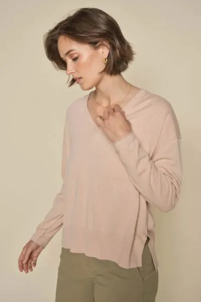 This classic knit is a real wardrobe essential. it is an absolute must have. Crafted from a luxurious cotton cashmere blend, its softness is simply divine, and the loose silhouette with a chic v neck adds a touch of sophistication. This ensemble exudes ti