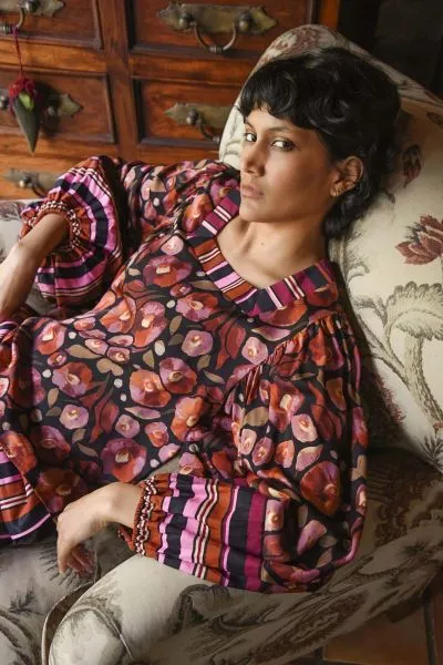 A modern neckline sets the tone for an easy, feminine silhouette. The THINK OUTSIDE THE SQUARE Top balances structure with softness. Crafted in BLOOM YOUR HEART OUT viscose fabric, it features a clean square neckline framed by voluminous balloon sleeves, 