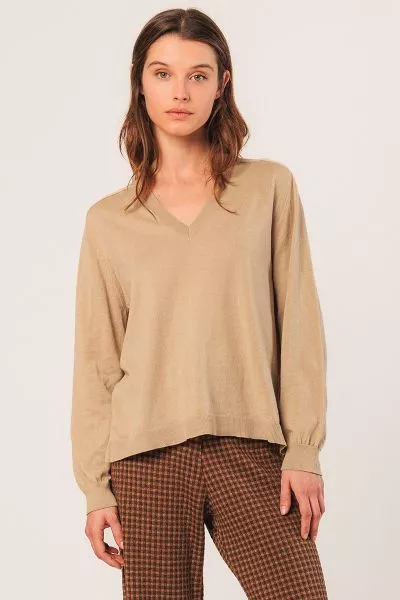 A basic sweater in fine organic cotton, with a V neckline, Dip Hem and long sleeves. Embroidered logo details. You have a wide range of colors to choose from. Layer up or wear on its own, this is sure to keep your best style foot forward.TK495.
