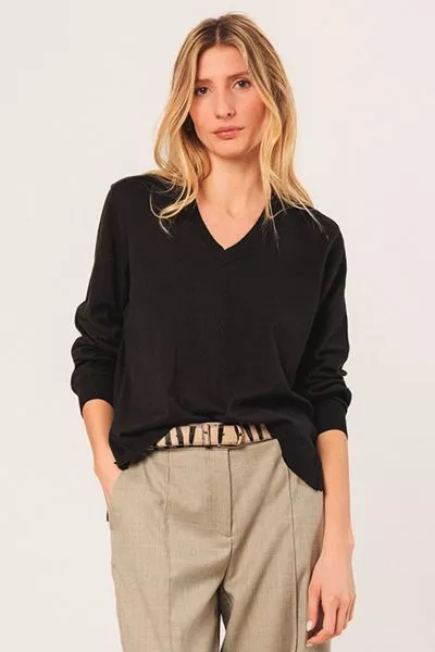 A basic sweater in fine organic cotton, with a V neckline, Dip Hem and long sleeves. Embroidered logo details. You have a wide range of colors to choose from. Layer up or wear on its own, this is sure to keep your best style foot forward.TK495.
