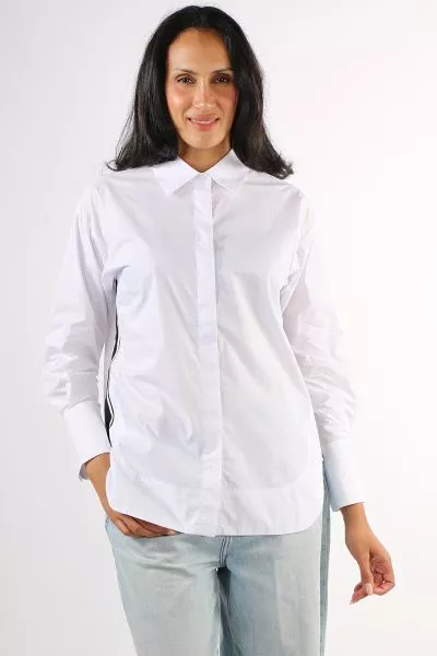 Relaxed, modern, and effortlessly stylish, the Vassalli Oversize Shirt with Side Stripe Detail brings a fresh update to the classic shirt. Designed with a relaxed oversized fit, this shirt offers both comfort and contemporary style. Featuring a crisp coll