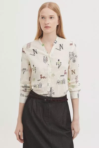 Basic shirt with Cross Stitch print in sustainable crinkle cotton fabric. Mao collar with opening. Mother of pearl button front. Long sleeves with vent, cuff and button. Complete with matching fabric bag. WWV092.
