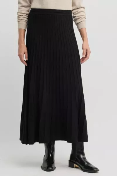 Yarra Trail Cedar Skirt In Black
