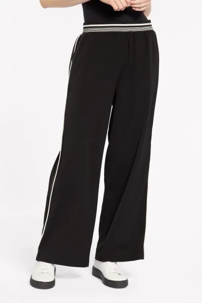 The Traveller Pant is part of our winter travel capsule Collection, combining style with comfort from the contrast stitching and side piping to the ribbed waistband. This lightweight, easy to care for fabric is crease resistant, perfect for those long day