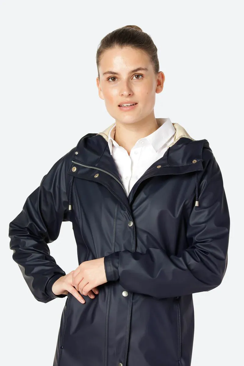 Reads Online ILSE J RAIN87 23 RAINCOAT
