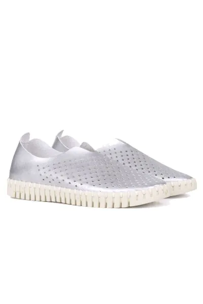 Tulip Flat by  Ilse Jacobsen In Metallic Silver