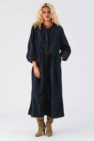 The Aliya Maxi Dress is a timeless addition to any wardrobe, perfect for those who appreciate a classic dark denim dress with a modern twist. The dress is made from 100% cotton, and the classic denim stitching adds authenticity and detail to its simple ye