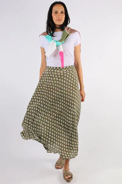 Draping effortlessly, this bias skirt is what you need this summer. Featuring a hand blocked pirnt, this skirt with an elastic band, sits perfectly on your waist. Hugging your curves in all the right place, this ankle length skirt can elevate any basics f