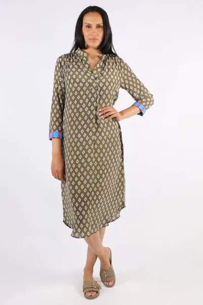 Sharp and polished, this collared dress keeps your style on point for the season. Taking you from desk to dinner, this silk dress features an overall print with 3/4 sleeves. With a V neck that gives you a leaner look, this dress falls just below your knee