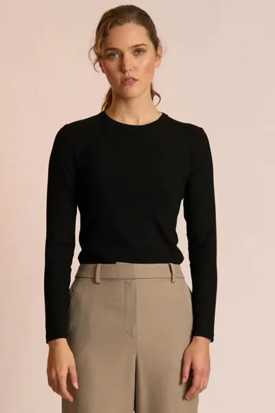 Neris Ribbed Arc Top Tee In Black