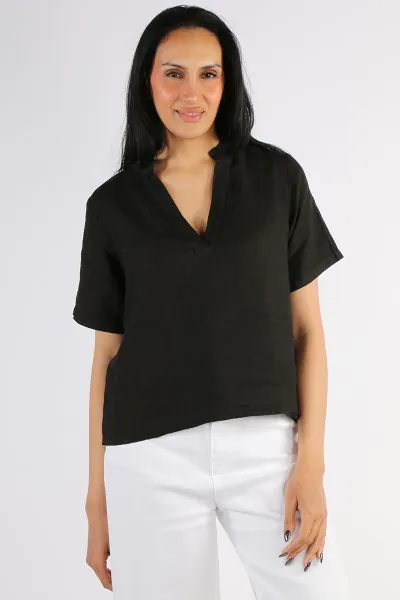 An easy summer top, Blueberry does it yet again with the shirt. The linen shirt has a V neck and short sleeves and sits perfectly at the waist length. Style it with easy pants. 25011.
