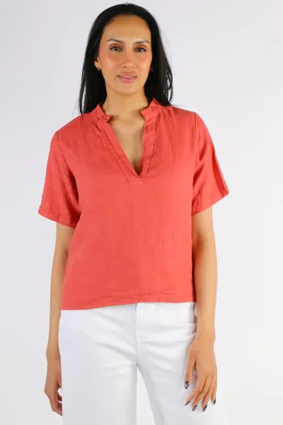 An easy summer top, Blueberry does it yet again with the shirt. The linen shirt has a V neck and short sleeves and sits perfectly at the waist length. Style it with easy pants. 25011.
