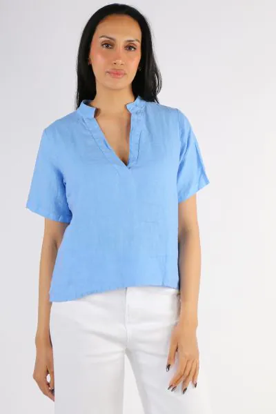 An easy summer top, Blueberry does it yet again with the shirt. The linen shirt has a V neck and short sleeves and sits perfectly at the waist length. Style it with easy pants. 25011.
