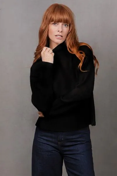 Stay effortlessly chic all season long with the Links Pullover an undeniable standout of the collection. Designed for the modern woman who values elegance and comfort, this pullover is crafted with a timeless links knit pattern that brings understated tex