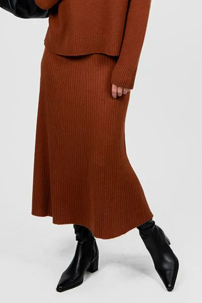 Rib panel mid length skirt with a fit and flare silhouette. Ribbed elastic waistband for all round comfort. Fitted at the waist and hips, and full through to the hem Regular fit. Styling Tip. Style as a set with matching pullover or cardigan. Regular fit