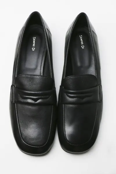 Go for a classic Sempre Di Loafer that is versatile for all your looks. loafers feature a classic design with a rounded toe, a leather upper, padded detail and a flat sole. Style A1501.
