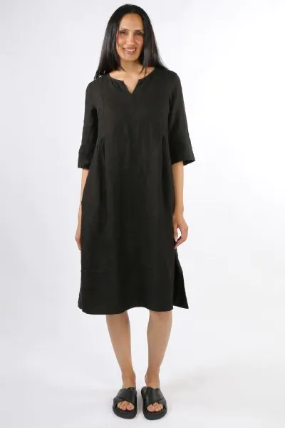 Simple, comfortable and endlessly versatile, the Blueberry Italia silver three quarter sleeve linen midi dress, style 26278 is a wardrobe essential that works across seasons. Cut in soft linen with a relaxed A line shape, it has a subtle V neckline and pr