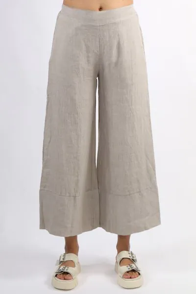 An easy pant for the season that keeps you cool and stylish even on your days off. In a 100% linen, the wide legged pants have an elastic waist that sits perfectly at your waist. Style these palazzo pants with a tee or shirt look and sneakers for a stylis