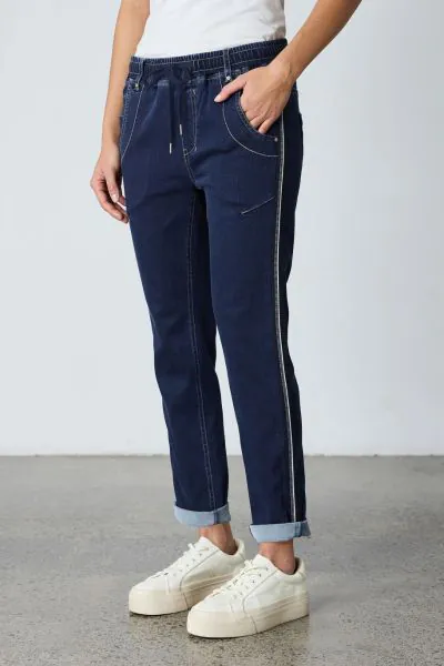 Comfort and Style meet and have created a beautiful pull up jean that is super comfy to wear and washes so well. Thinking of what to wear on the next plane trip? These will be the answer. Casual jean with elasticated waist and adjustable drawstring tie. N