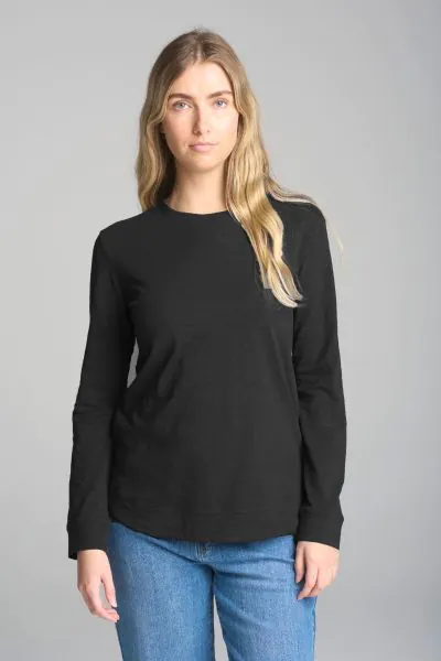 Easy Tee by Cloth Paper Scissor is an easy go to for the season. The 100% Cotton tee with round neck and full sleeves, is finished with a curved hem. Style with denims or pants. Style C1399.