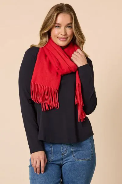 Stay warm and cosy during the chilly winter months with our luxurious soft scarf. It is the perfect addition to your winter wardrobe, allowing for stylish layering while providing maximum comfort. 48481.
