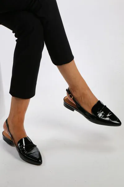 These effortless leather slingbacks from Diana Ferrari bring style to every important occasion of the season. A sleek silhouette and chic detailing makes DAINER the elegant choice when you simply need to stand out.
