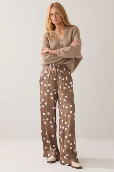 Trousers in a supple Ecovero fabric with an irregular, cloudy polka dot print on a blended fabric for a flowy effect. They have an elasticated waistband, inset pockets and contrast piping along the side seams.Ecovero fabric, Wide legs, Cloudy polka dot pr