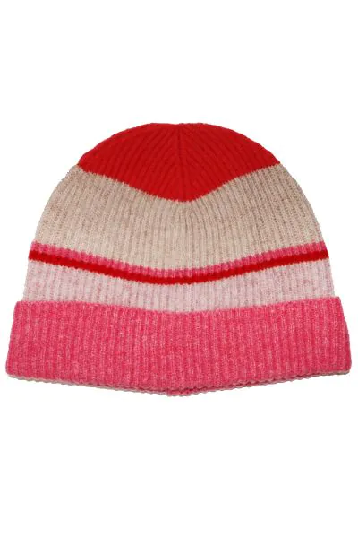 Easy lambswool beanie that keeps you stylish and warm as temperatures drop. Cozy in style.
