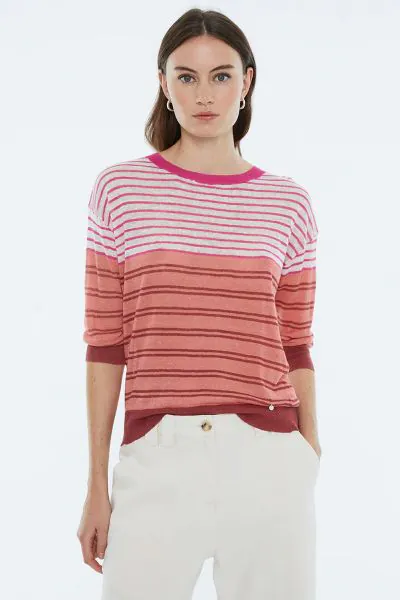 Striped sweater in fine linen and cotton knit with a round neckline and three quarter sleeves. Ribbed trim on the neckline, cuffs, and hem. Regular fit. 6240.
