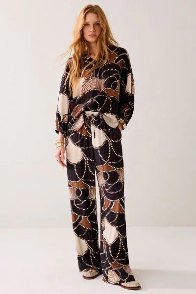 Trousers in a supple satin twill with a slight sheen and a casual, flowy fit. The trousers have wide legs, an elasticated waistband all around with drawstring fastening and inset pockets.Satin twill, Wide, flowy legs, Elasticated waistband with drawstring