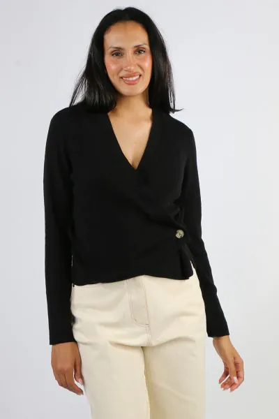 
A perfect cardigan that gives you many styling options, this Wrap Cardi by Foil is a perfect one. In an easy cotton blend, the long sleeve cardi with a V neck can be styled front open or wrapped around with a button closure on the side. The Classic Ribb