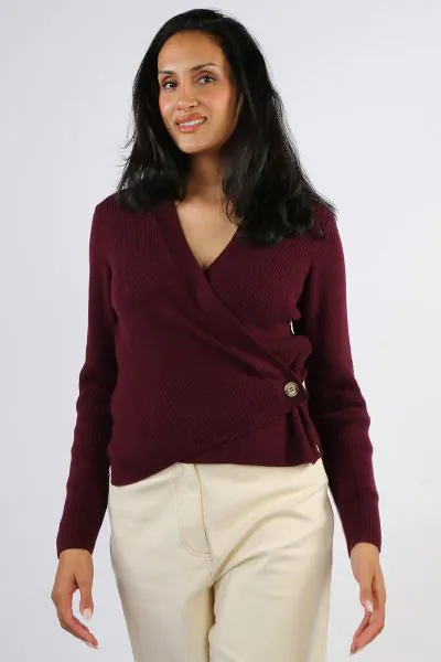 A perfect cardigan that gives you many styling options, this Wrap Cardi by Foil is a perfect one. In an easy cotton blend, the long sleeve cardi with a V neck can be styled front open or wrapped around with a button closure on the side. The Classic Ribbed