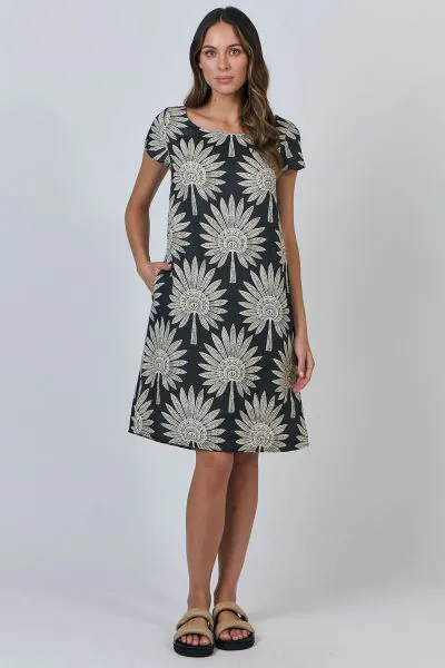 Give your new summer wardrobe the ultimate fresh upgrade with this Date palm print dress. Featuring a stunning, eye catching print, this mini dress offers a flattering A line silhouette with short sleeves and a round neckline. Made from 100% linen. GA237.