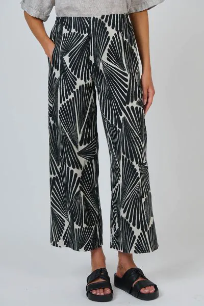 These Palazzo Pants by Naturals is a full length, wide leg pant featuring two front pockets. Made from 100% breathable linen, this is a tailored look that pairs with just about anything, from a cosy sweater to a loose fitting shirt. Gathered detailing at 